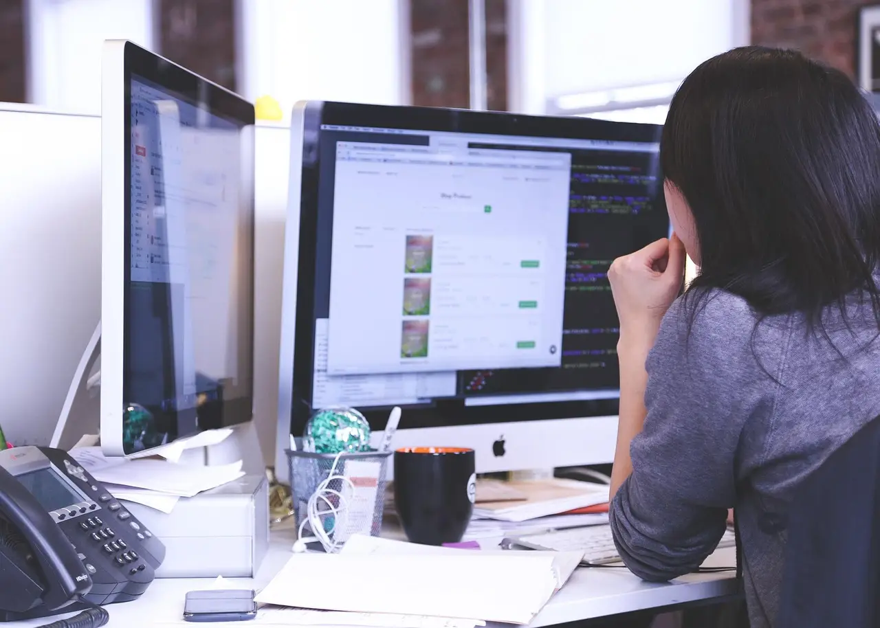 Indian AI Startups Grapple with High Costs, Visa Hurdles in US Expansion - Rediff